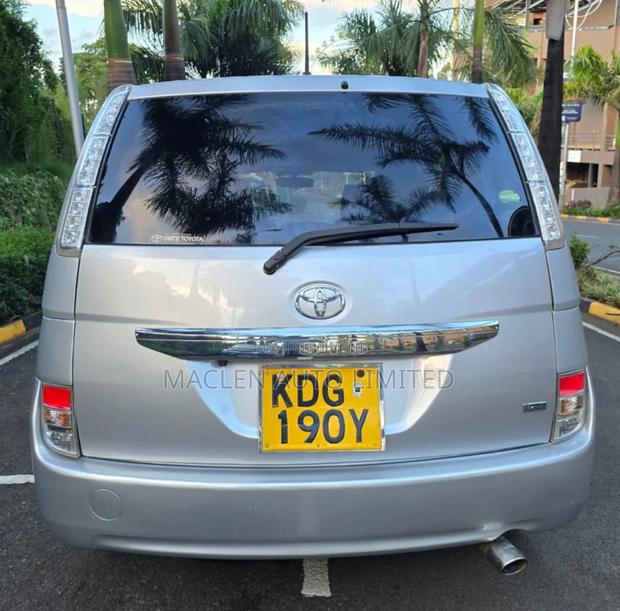 Toyota ISIS 2015 Silver