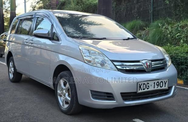 Toyota ISIS 2015 Silver