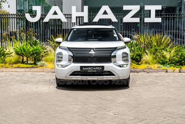 Mitsubishi Outlander 2023 White