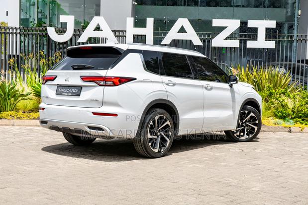 Mitsubishi Outlander 2023 White