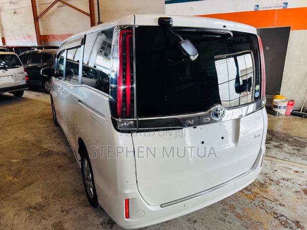 Toyota Noah 1.8 FWD Hybrid (7 seater) 2019 White