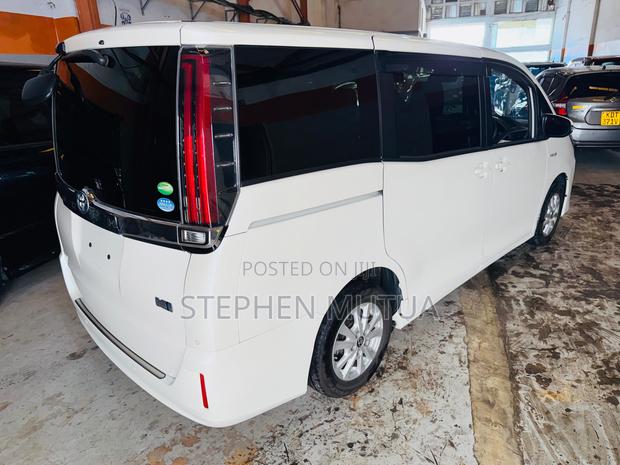 Toyota Noah 1.8 FWD Hybrid (7 seater) 2019 White