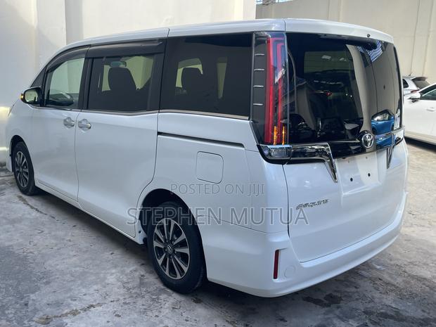 Toyota Esquire 2.0 FWD (7 seater) 2019 White