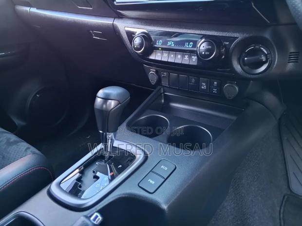 Toyota Hilux 2022 Black