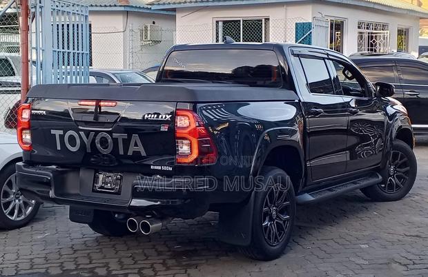 Toyota Hilux 2022 Black
