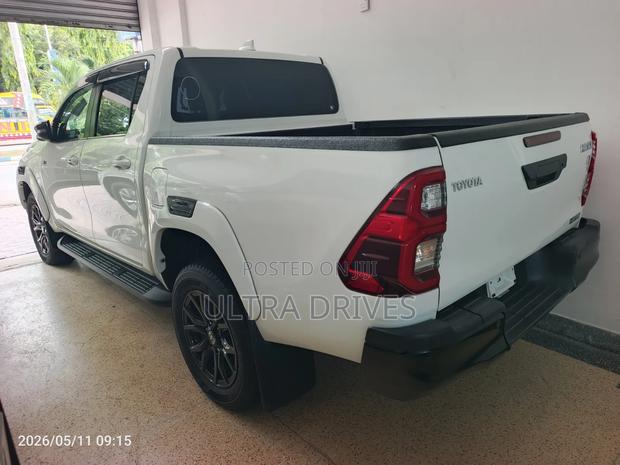 Toyota Hilux 2021 White