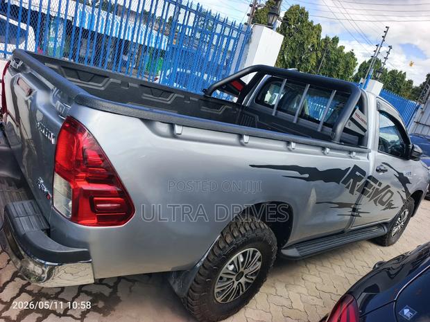 Toyota Hilux 2019 Silver