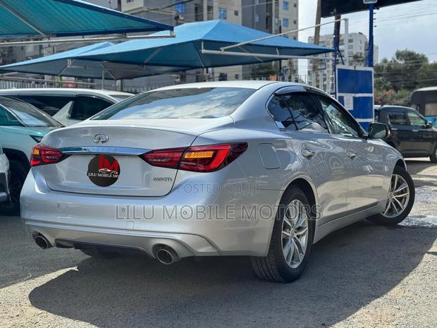 Nissan Skyline 2019 Silver