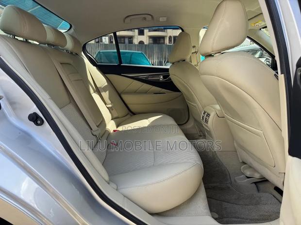 Nissan Skyline 2019 Silver
