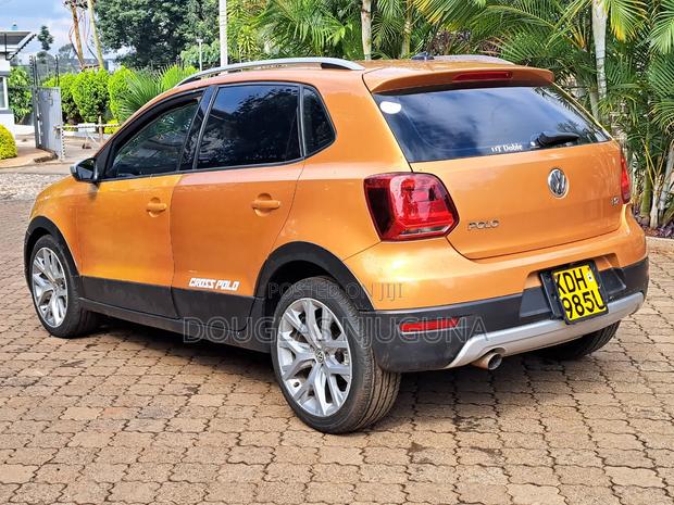 Volkswagen Polo 2015 Orange