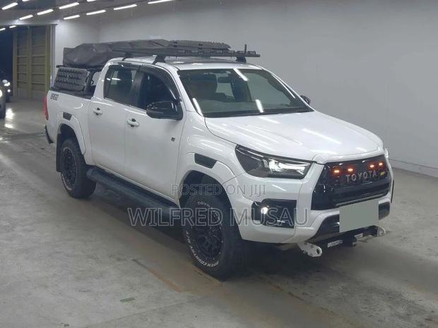 Toyota Hilux 2022 White