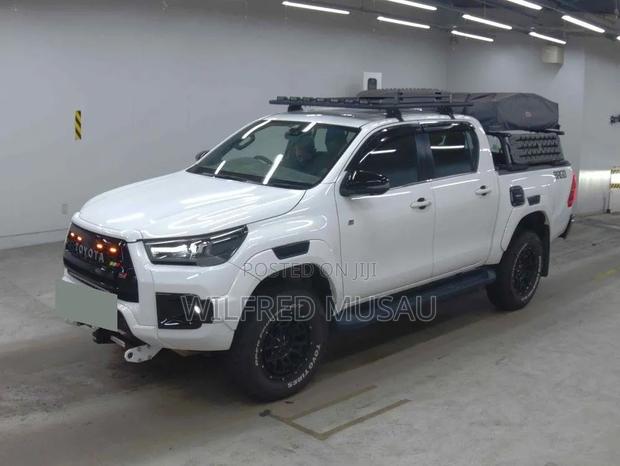 Toyota Hilux 2022 White