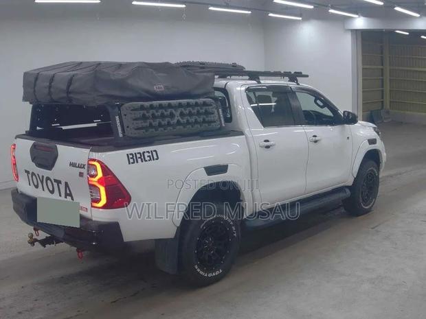 Toyota Hilux 2022 White