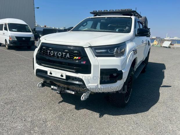 Toyota Hilux 2022 White