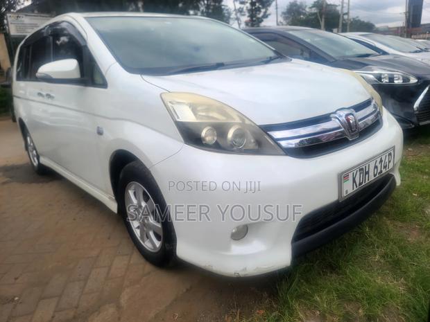 Toyota ISIS 2015 White