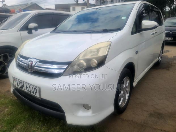 Toyota ISIS 2015 White