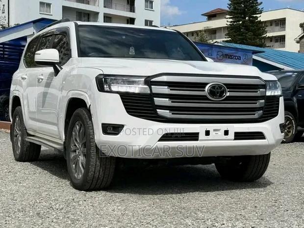 Toyota Land Cruiser LC300 2024 White