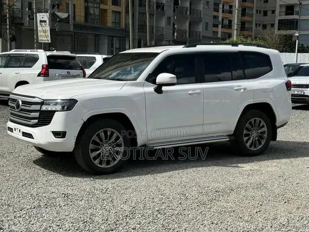 Toyota Land Cruiser LC300 2024 White