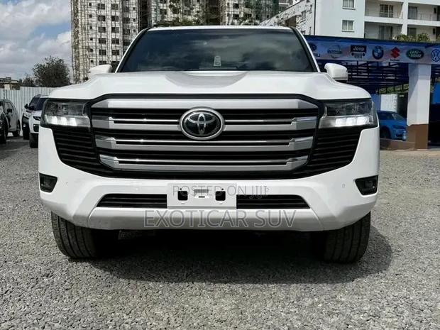 Toyota Land Cruiser LC300 2024 White
