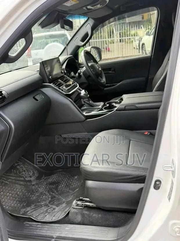 Toyota Land Cruiser LC300 2024 White