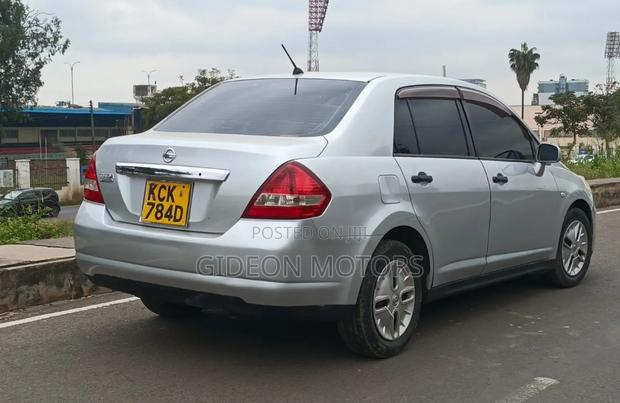 Nissan Tiida 2009 Silver