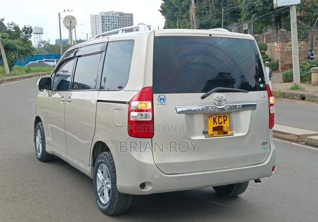 Toyota Noah 2011 Gold