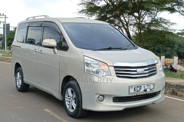 Toyota Noah 2011 Gold