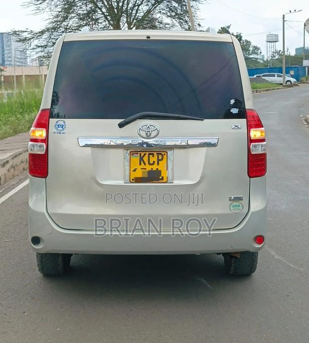 Toyota Noah 2011 Gold