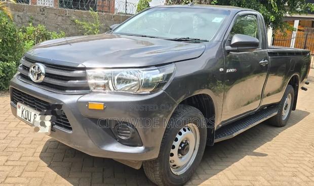 Toyota Hilux 2024 Gray