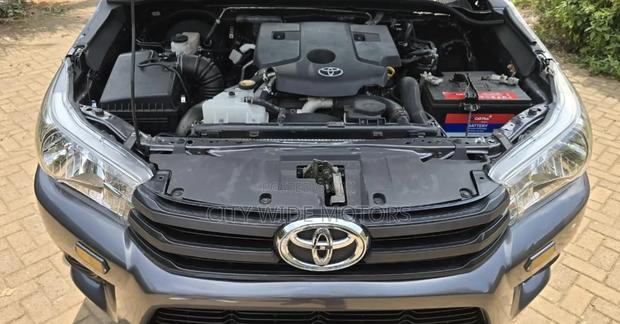 Toyota Hilux 2024 Gray