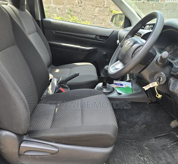 Toyota Hilux 2024 Gray