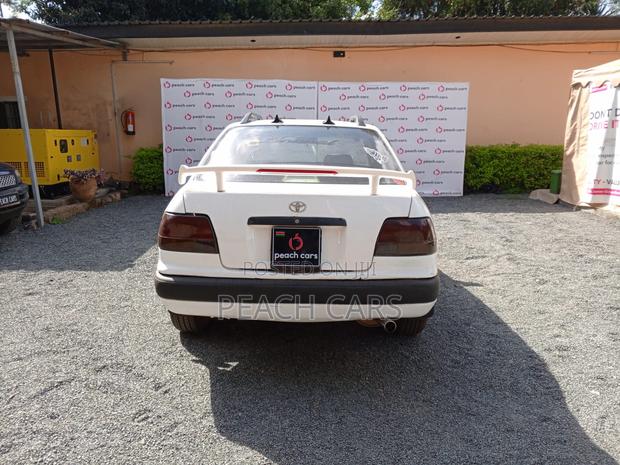 Toyota Corolla 1995 White
