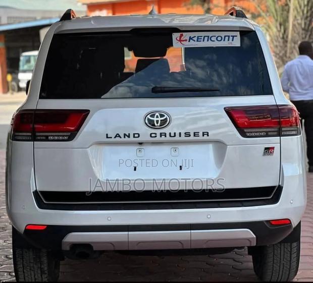 Toyota Land Cruiser LC300 2024 White