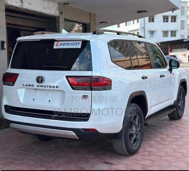 Toyota Land Cruiser LC300 2024 White