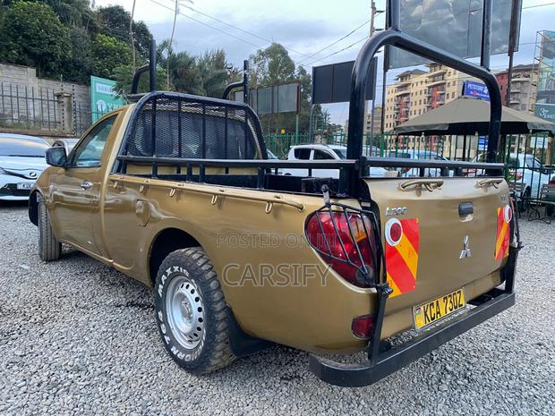 Mitsubishi L200 2012 Gold