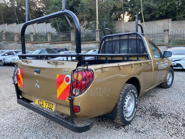 Mitsubishi L200 2012 Gold