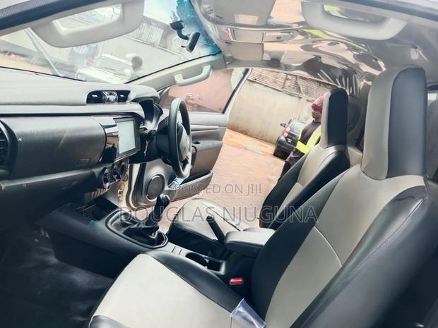 Toyota Hilux 2023 White