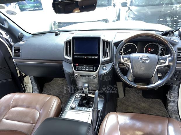 Toyota Land Cruiser 4.6 V8 ZX 2019 White
