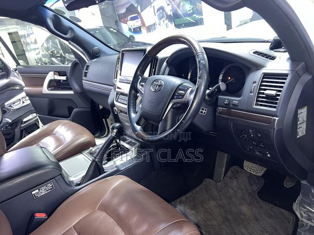 Toyota Land Cruiser 4.6 V8 ZX 2019 White