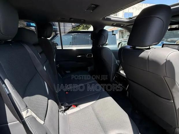 Toyota Land Cruiser LC300 2025