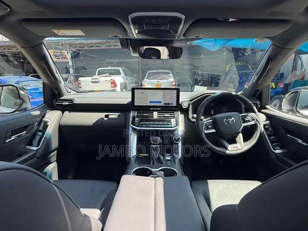 Toyota Land Cruiser LC300 2025
