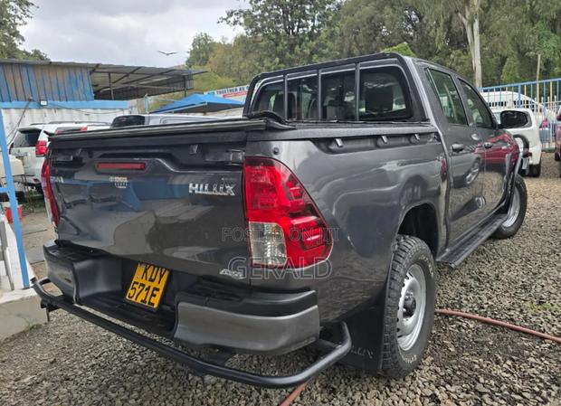 Toyota Hilux 2021 Gray