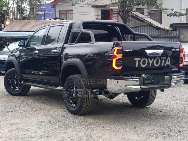 Toyota Hilux 2021 Black