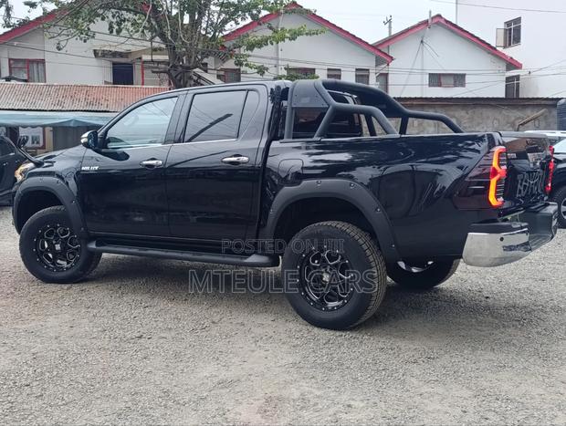 Toyota Hilux 2021 Black