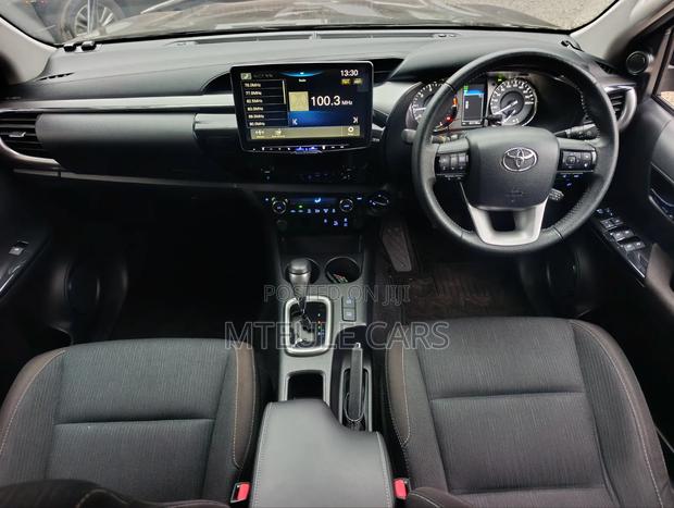 Toyota Hilux 2021 Black
