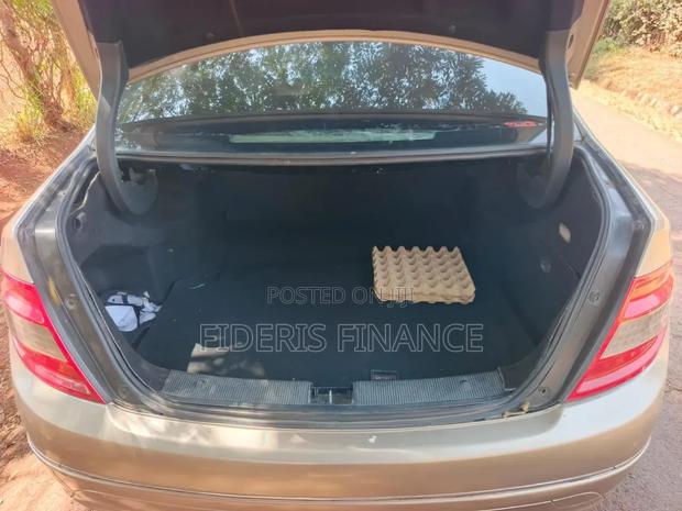 Mercedes-Benz C200 2011 Beige