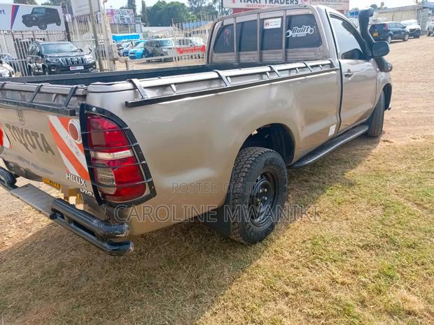 Toyota Hilux 2006 Brown