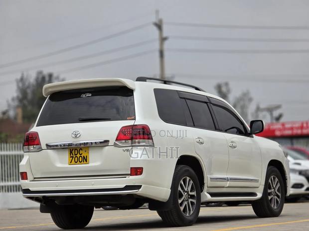 Toyota Land Cruiser 2007 White
