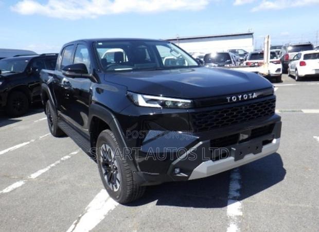 New Toyota Hilux 2025 Black