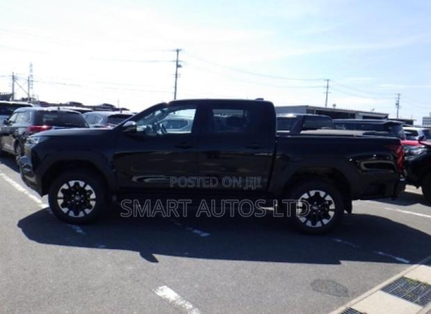 New Toyota Hilux 2025 Black